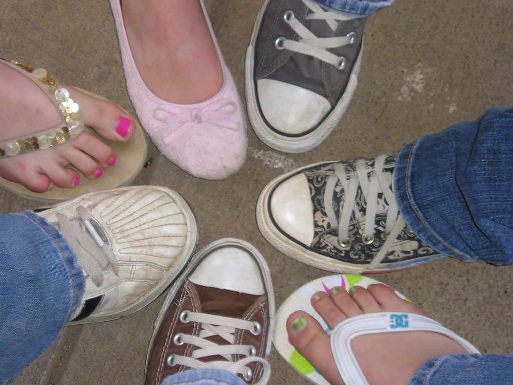 jordans shoe= pink flat beccers shoe=blue/grey convers