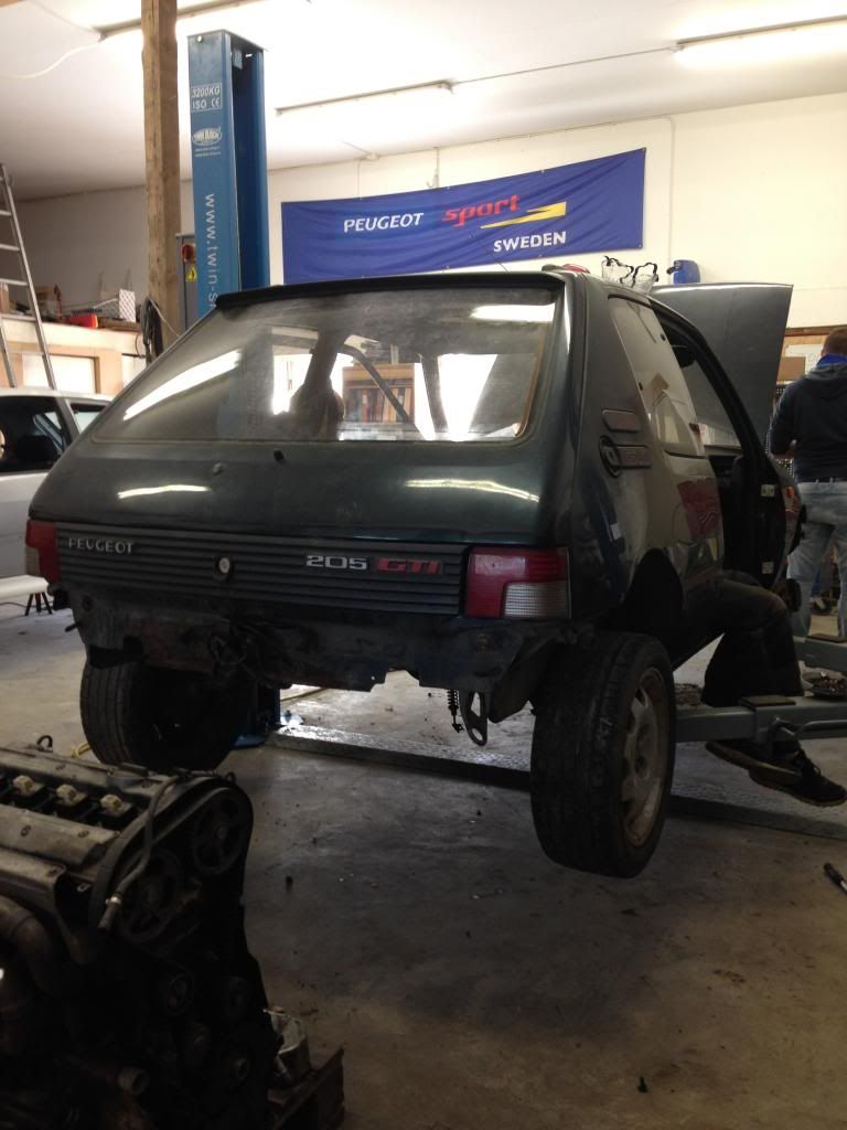 http://i167.photobucket.com/albums/u142/Miiicke/205%20gti%20-92/IMG_4909_zps704df39f.jpg