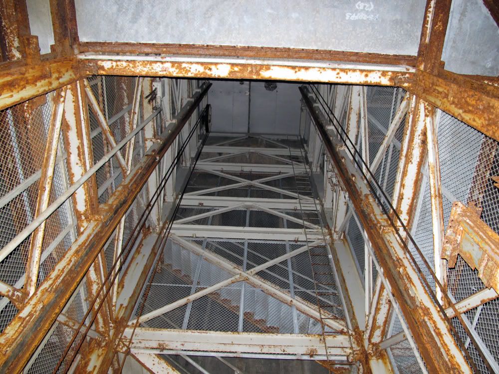 https://i167.photobucket.com/albums/u134/Boomerjinks/urbex/silo1b.jpg